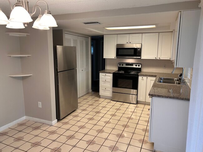 Building Photo - 7708 Hollyridge Dr