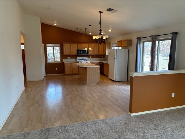 Foto del edificio - Bend Home with Fully Fenced Backyard and P...