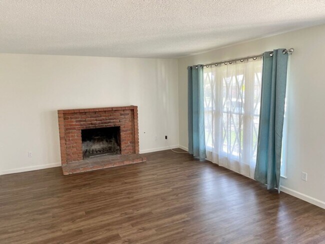 Foto del edificio - Renovated 3 Bedroom, 2 Bathroom Orcutt Area Home with Large Fenced Yard