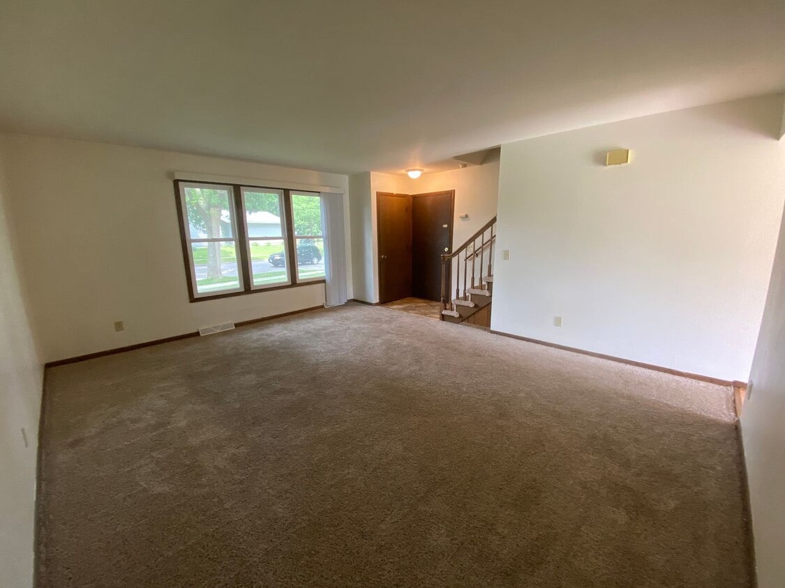 Building Photo - 3 bedroom, 1.5 bath with eat-in kitchen, g...