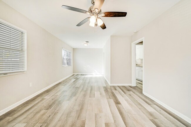 Building Photo - 305 Cooke St