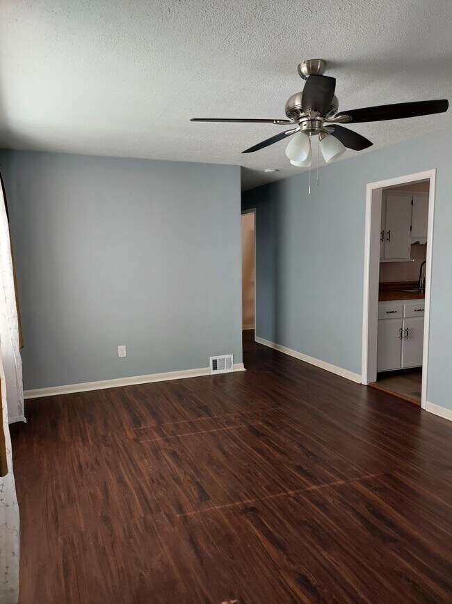 Sala de estar - 202 Renrose Ave