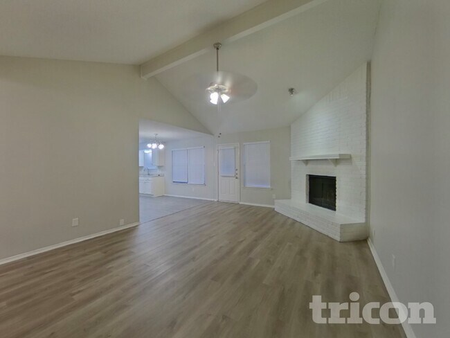 Foto del edificio - 521 Clover Dr