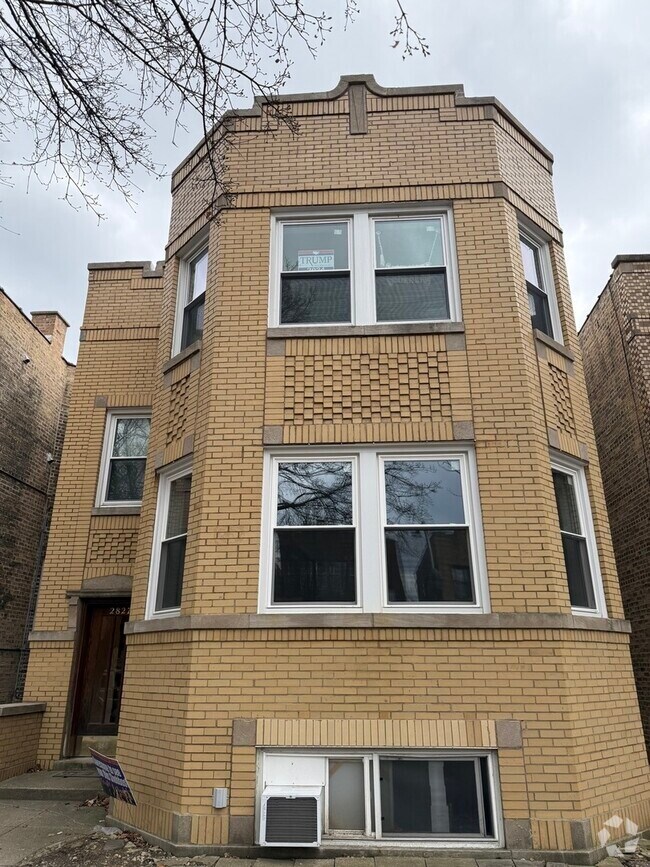 Building Photo - 2827 W Lunt Ave
