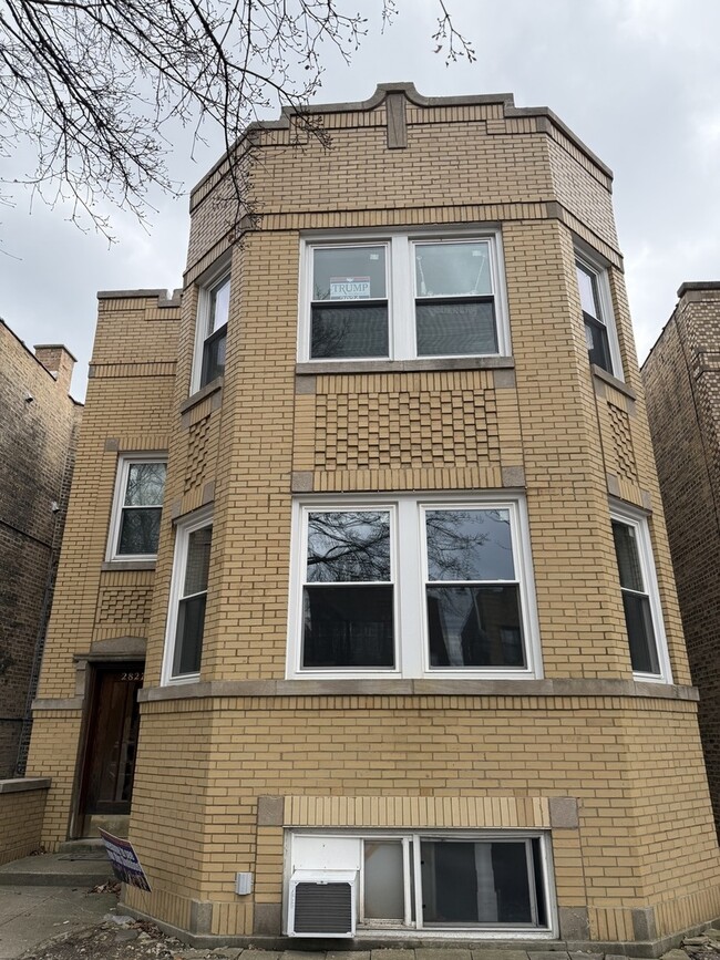 Building Photo - 2827 W Lunt Ave