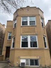 Building Photo - 2827 W Lunt Ave