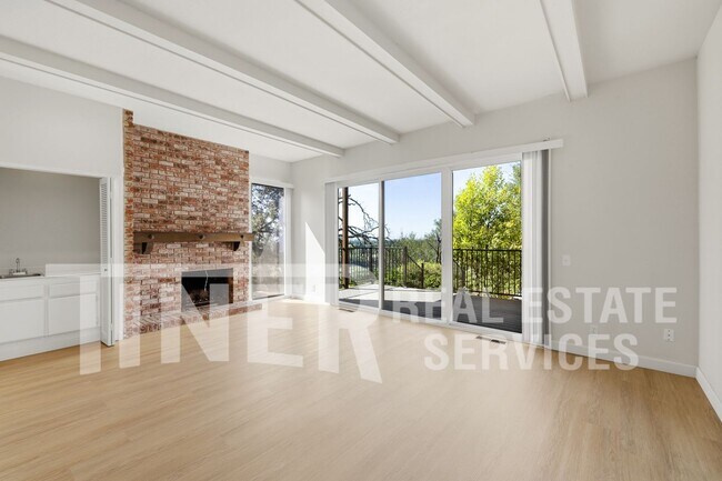 Foto del edificio - 8708 Bluff Ln