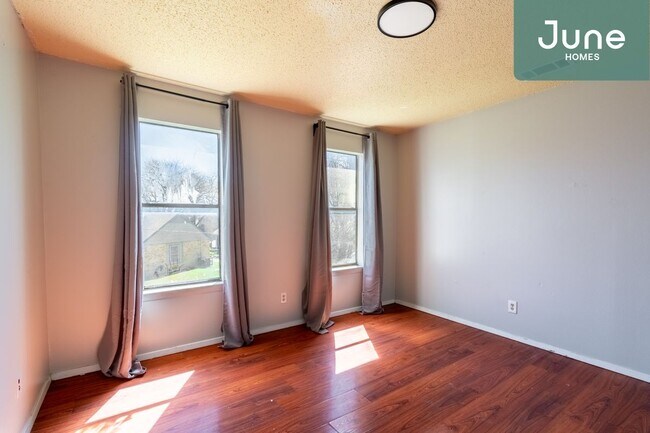 Foto del edificio - ROOM ONLY in 2-bed/2.0-bath Home