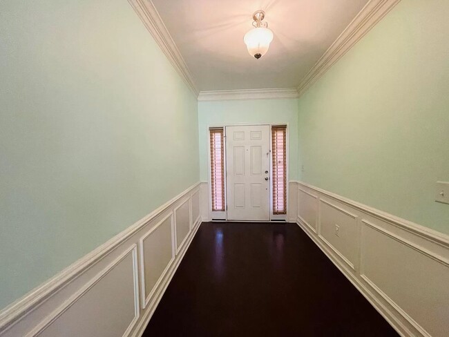 Building Photo - Room for Rent in 3 Bedroom Townhome at Whi...