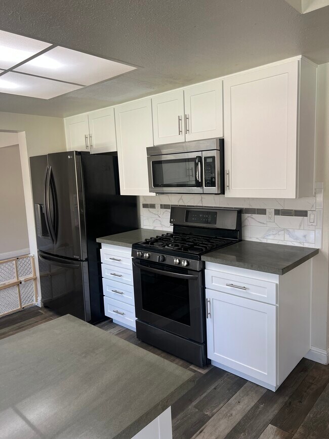 Foto del edificio - 8325 Garry Oak Dr