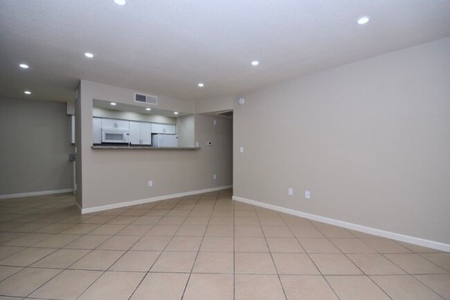 Building Photo - Gorgeous 1 Bedroom 1st Floor Completely Re...