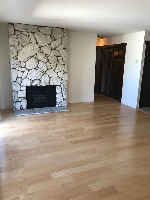Primary Photo - 1209 Oak Grove Ave