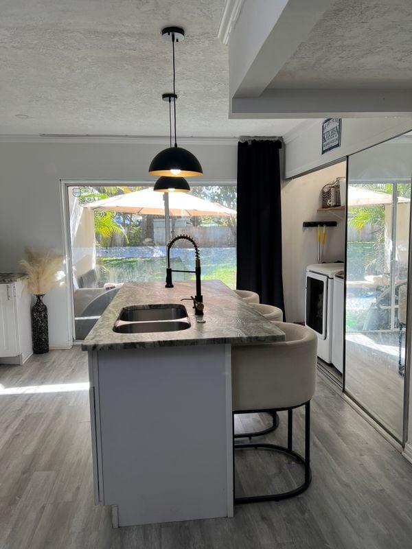 Foto del edificio - 5080 Elmhurst Rd