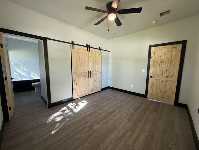 Foto del edificio - 618 E Gentry Ave