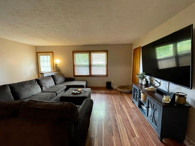 Building Photo - 8358 Ladonna Cir NW