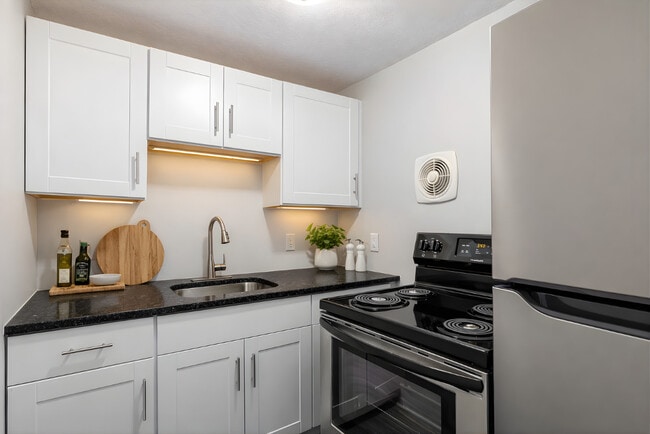 Kitchen - Cliffside Apartments