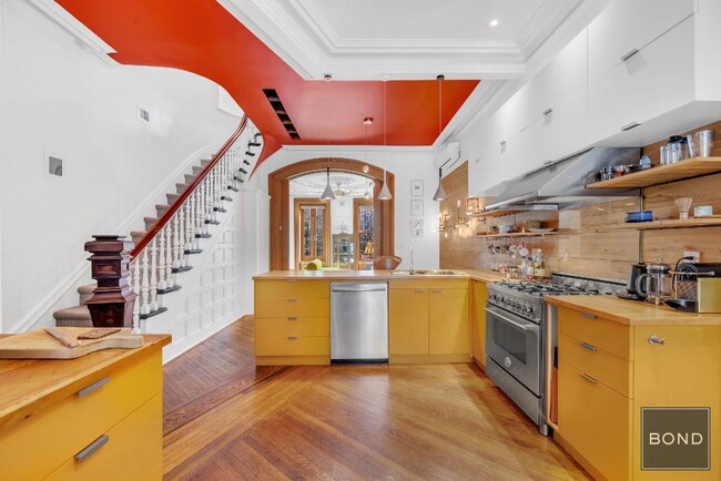 Building Photo - Stunning 11 Room Historic Brownstone 4 BR ...