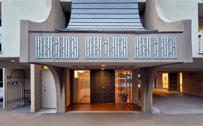 Building Photo - 2510 Torrey Pines Rd