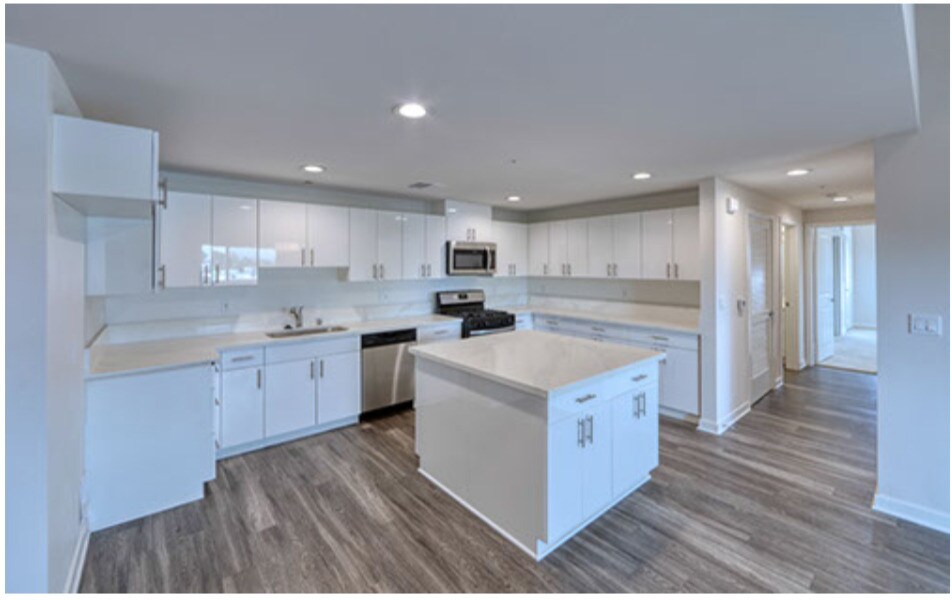 Cocina con isla - 6333 Woodman Ave