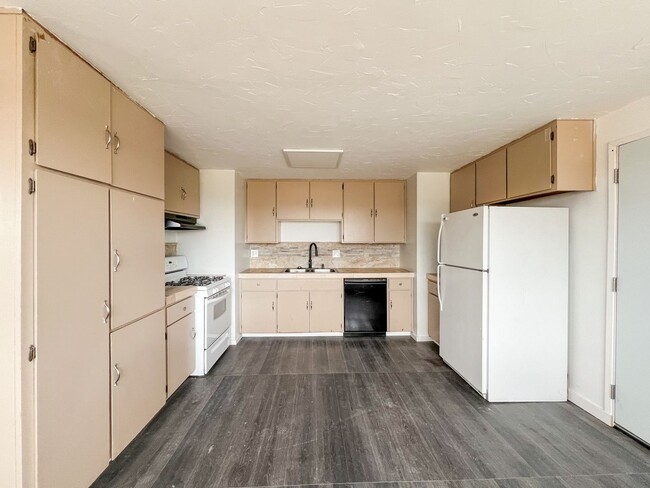 Building Photo - A Newly Remodeled 3 Bedroom Home with Gorg...