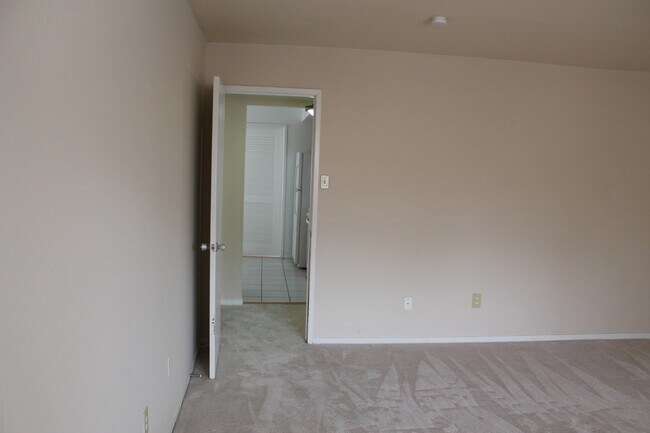Building Photo - 1672 Parkcrest Cir