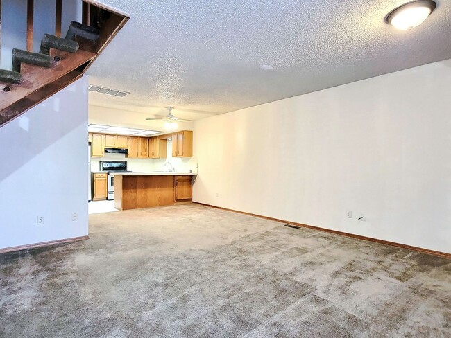 Building Photo - 14011 Fairhill Ave