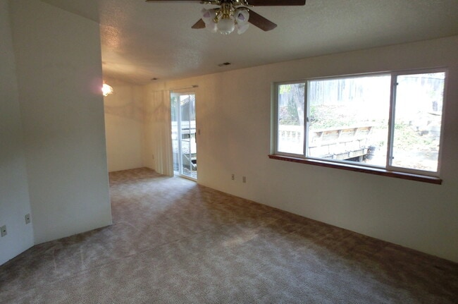 Building Photo - 108 NW Sinclair Dr