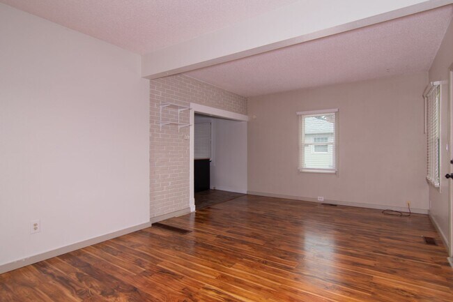 Building Photo - Cute older Craftsman home on locate on Spo...