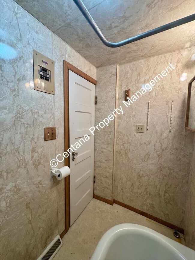 Foto del edificio - 5 bedroom 3 bath house with fenced yard