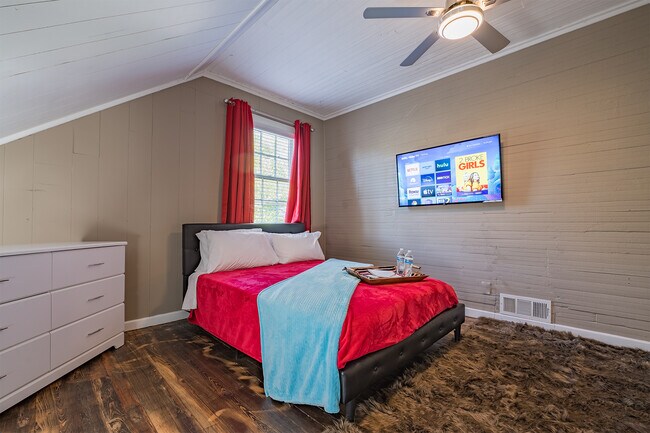 Queen Size Posh Bedroom - 607 Gaskill St SE