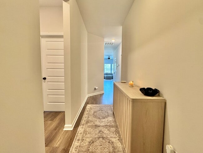 Foto del edificio - AVAILABLE NOVEMBER [PET FRIENDLY]