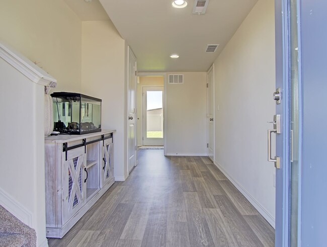 Foto del edificio - Bright & Open 3-Bed | Great Yard + Mountai...