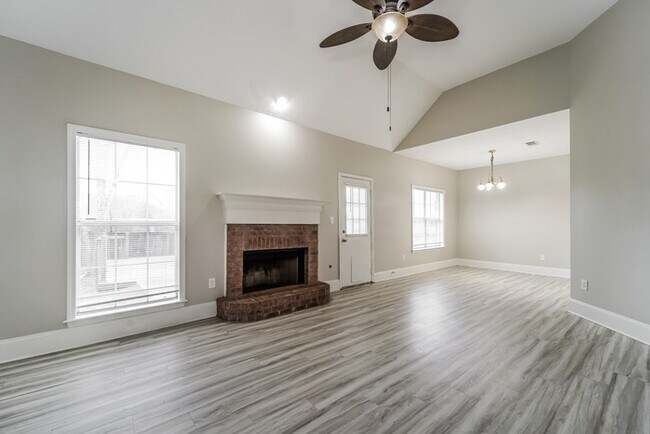 Building Photo - Classic 3 Bedroom Brick Home
