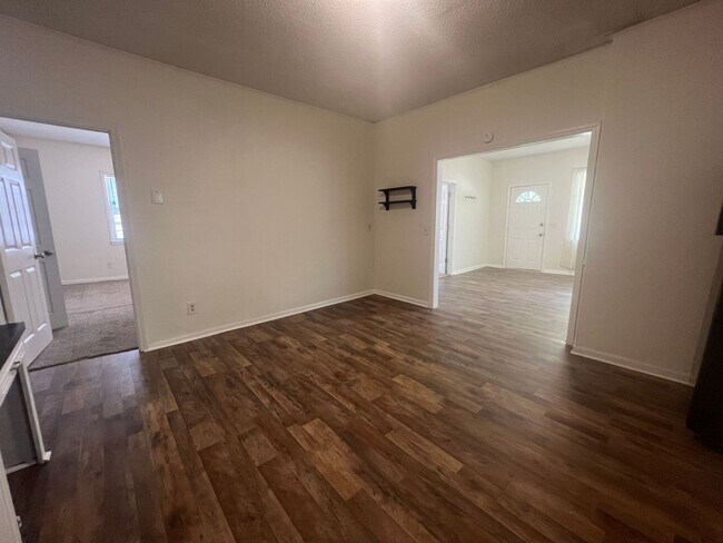 Building Photo - ADORABLE BUNGALOW!