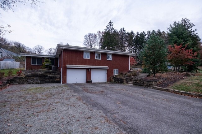 Building Photo - Beautiful 3 Bedroom Home in Franklin Regional School District