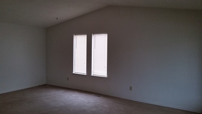 Foto del edificio - Karr Ave 3 br 2b w/DOUBLE GARAGE