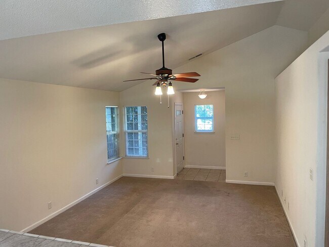 Foto del edificio - Large 3 Bed 2 Bath Home With Fenced Backyard and Private Garage!