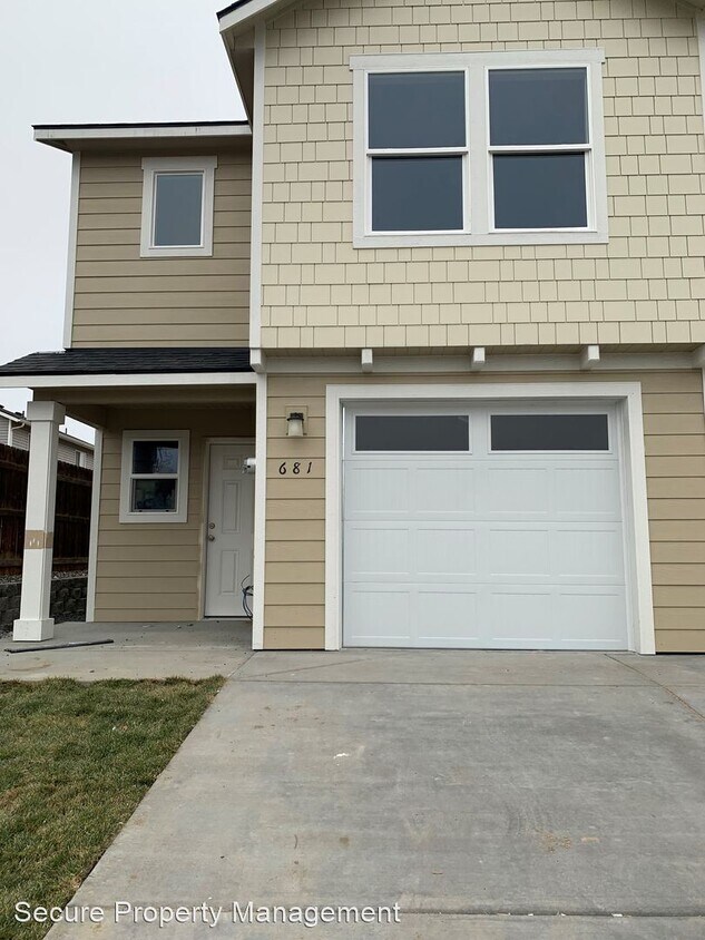 3 br, 2.5 bath House 681 E Oregon Ave House for Rent in Hermiston, OR