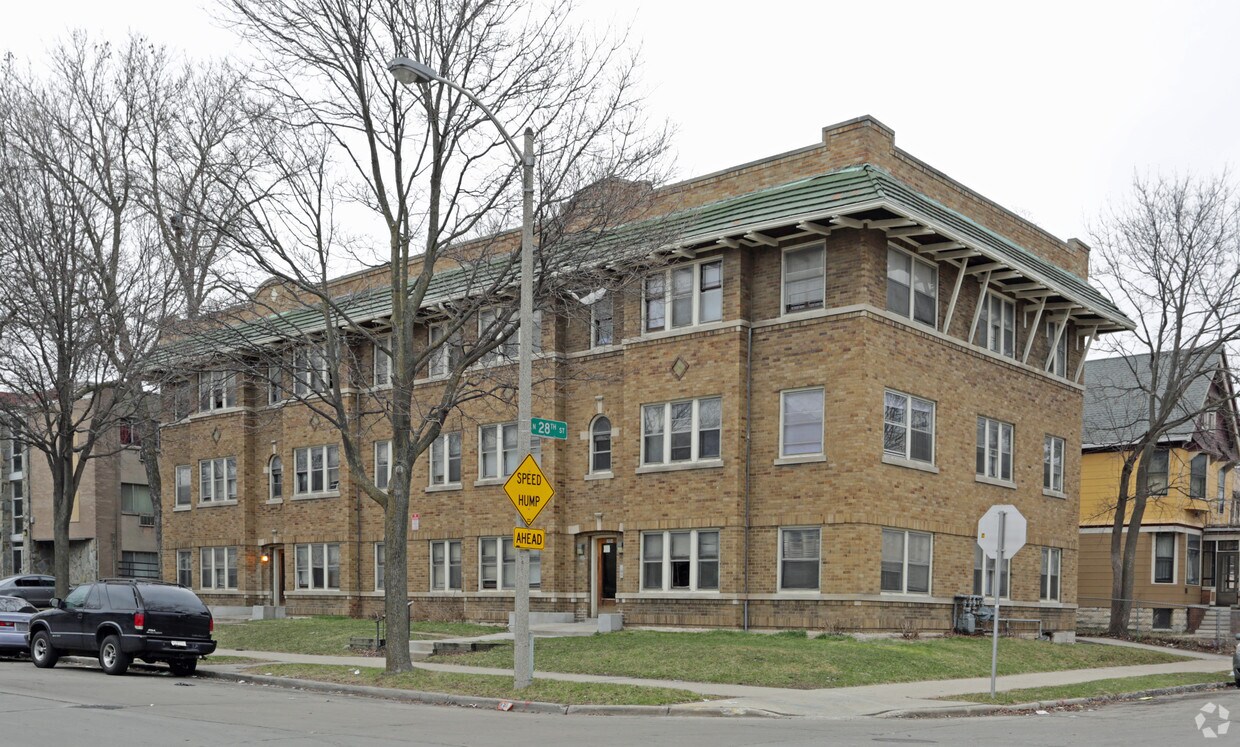 28042810 W Kilbourn Ave, Milwaukee, WI 53208 Apartments in Milwaukee