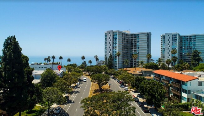 Building Photo - 132-132 San Vicente Blvd