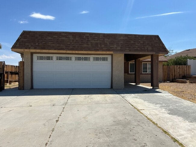 Building Photo - Beautiful 4 Bedroom 2 Bathroom Home