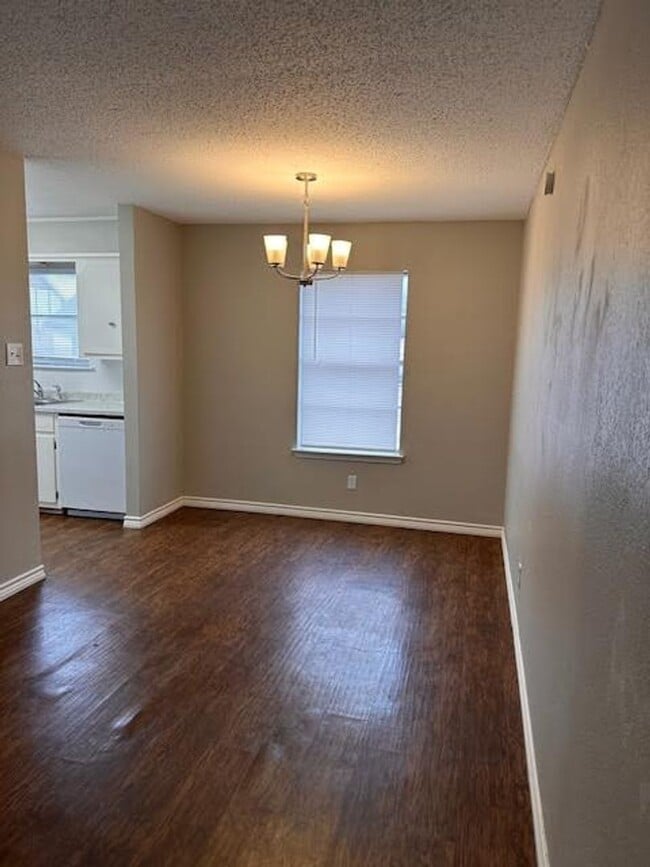 Building Photo - 111 Lindenwood Ln W
