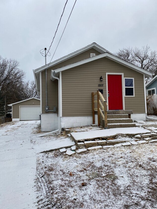 Primary Photo - Newly remodeled 3 bedroom 1 bath 2 Stall D...
