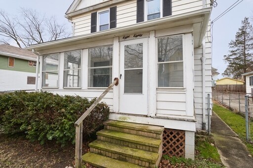 Building Photo - Large 4 Bedroom Renovated Home