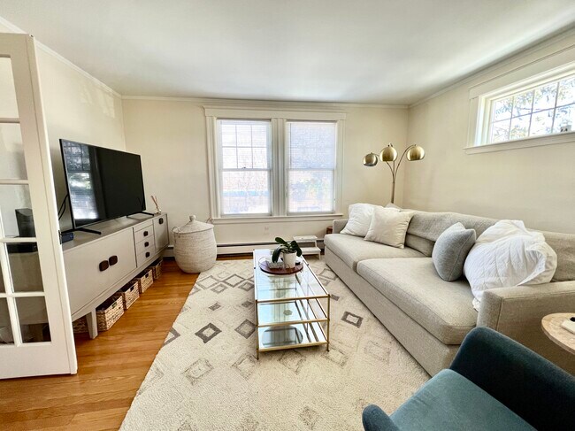 Living room - 642 Huron Ave