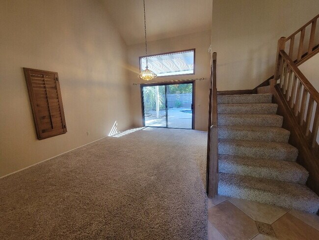 Foto del edificio - "Spacious 4-Bed, 3-Bath Oasis in Gold Rive...