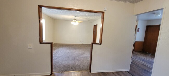 Building Photo - Amazing 3 bedroom/2 bath!