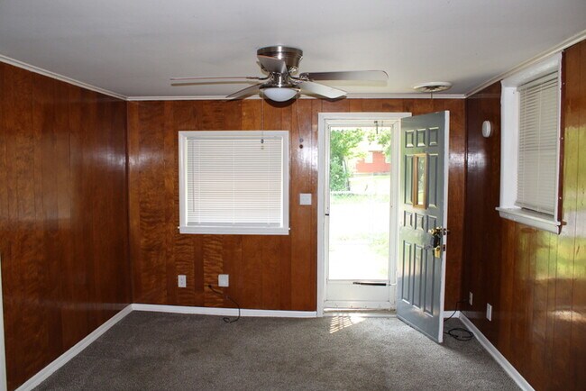 Foto del edificio - 2bed 1 bath in Independence off Chrysler