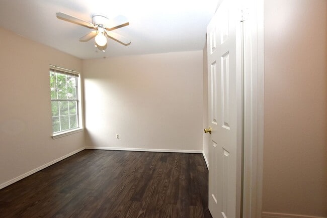 Foto del edificio - 921-923 Sagewood Trail