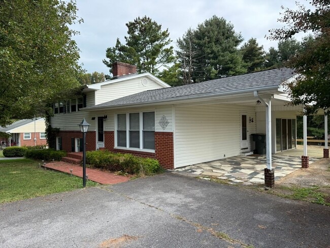 Building Photo - Spacious 4BR/2BA Tri-Level Home in Histori...